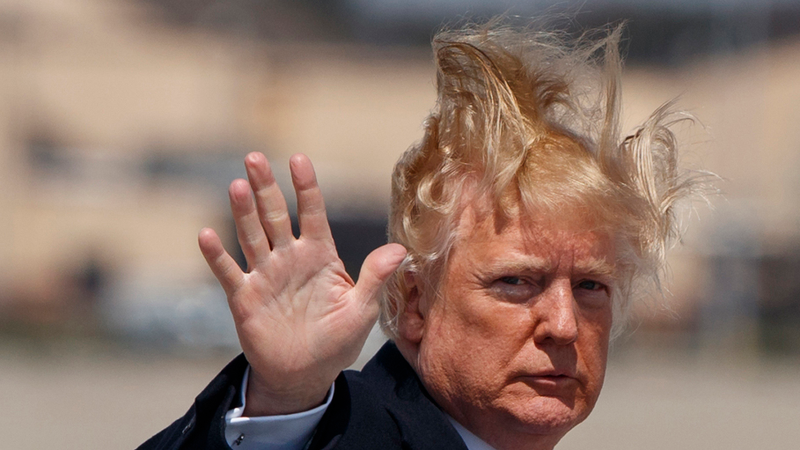 Illustration for article titled Windswept Honey Bun Boards Presidential Aircraft